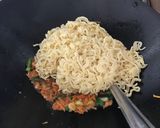 Foto langkah ke 3 dari resep Omelette-noodle muffin.