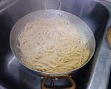 Foto del paso 5 de la receta: Pollo y fideos a la crema de leche que se me ocurrió a mí