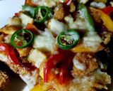 A picture of step 7 of Chicken tikka bread pizza 😋👍.