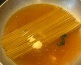 Foto del passaggio 2 della ricetta Spaghetti in padella 84 datterini e feta