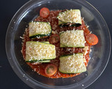 Foto del paso 5 de la receta: Rollitos de calabacín con carne picada y salsa de tomate