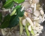 รูปขั้นตอนการทำที่ 7 ของ ต้มยำไก่ใส่เห็ดนางฟ้า น้ำใส
