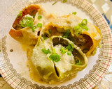 A picture of step 6 of Lumaconi with minced meat in cheese sauce.