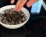 Foto del paso 1 de la receta: Picantones rellenos de trompetas de la muerte y trufa, con ajo negro