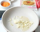 Foto langkah ke 3 dari resep Martabak telur panggang keju.