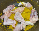 Foto langkah ke 3 dari resep Ayam Goreng Serundeng Lengkuas (Bumbu Ungkep).