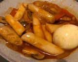 A picture of step 6 of Toppogi (Spicy Korean mochi soup).