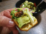 Biscotes con mozzarella, aguacate y penca de apio