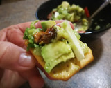 Foto del paso 2 de la receta: Biscotes con mozzarella, aguacate y penca de apio