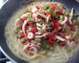 Foto del passaggio 5 della ricetta Spaghetti con calamari, fave e pomodoro mini plum