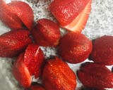 Foto del paso 7 de la receta: Tarta de frutillas con masa y pastelera al microondas