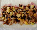Foto del paso 3 de la receta: Empanada de hojaldre con lacón, setas y manzana