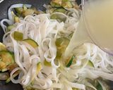 Foto del paso 5 de la receta Noodles de arroz con verduras 🍚