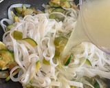 Foto del paso 5 de la receta: Noodles de arroz con verduras 🍚