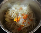 Foto del paso 1 de la receta: Sopa de cebolla con flores y soja texturizada