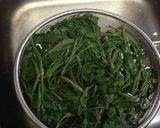 A picture of step 3 of Stir-fried Buffalo Meat with Water Spinach.
