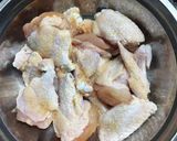 A picture of step 2 of Fried Chicken Wings with Fish Sauce.