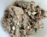 A picture of step 2 of Stir-fried Beef with Fresh Bamboo Shoots.
