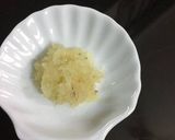 A picture of step 1 of Stir-fried Scallops with Lemongrass and Chili.