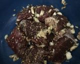 Foto langkah ke 1 dari resep Steak dengan sawi goreng dan tomat.