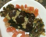 Foto langkah ke 5 dari resep Steak dengan sawi goreng dan tomat.