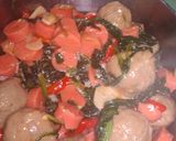Foto langkah ke 1 dari resep Tumis Sawi hijau bakso dan sosis.