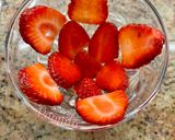 Foto del paso 1 de la receta: Fresas 🍓 con Torrijas bañadas en Natillas 💛 Receta de aprovechamiento