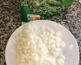 Foto del paso 1 de la receta: Tortilla de guisantes 🫛 con cebolla 🧅 y jamón