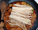 Foto langkah ke 2 dari resep Tumis Enoki Baso Pedas.