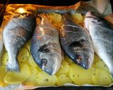 Foto del paso 4 de la receta: Dorada al horno con patatas panaderas y cebollas asadas🐟🐟
