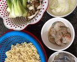 Hình bước làm 1 của món Mì xào hải sản