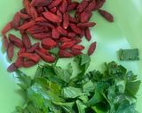 Foto langkah ke 1 dari resep Sup Ayam Full Sayur.