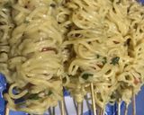 Foto langkah ke 3 dari resep Sosis Mie Gulung Gulung.
