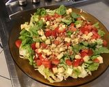 Une image de l'étape 7 de Salade de tomates au comté et noix sur lit de feuille de chêne.