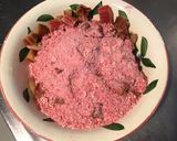 Une image de l'étape 4 de Charlotte à la rhubarbe et pralines roses.