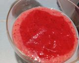 Foto langkah ke 2 dari resep Smoothie Strawberry.