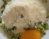 Foto del passaggio 3 della ricetta Frittelle di zucchine