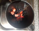 Foto del paso 2 de la receta: Kéfir de frutilla y arándanos