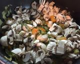 Foto del paso 2 de la receta: Fideos salteados con camarones y verduras