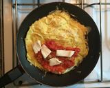 Foto del paso 5 de la receta: Omelette con tomate y queso