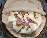 Foto del paso 3 de la receta: Fugazzeta Rellena con jamón y queso😋