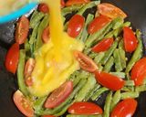 Foto del paso 4 de la receta: 🍳 Omelette de chauchas, tomate y muzzarella - mismos ingredientes, dos versiones 🍳