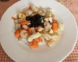 Foto del paso 11 de la receta: Ensalada de huevos de choco y gambas con Mini crujientes de Atún