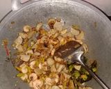 Foto langkah ke 5 dari resep Oseng so'un with bakso dan udang.