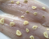 Foto del paso 2 de la receta: Pescado 🐠 a la plancha con habitas y ajos tiernos. Comida sencilla y saludable