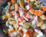 Foto del paso 10 de la receta Ensalada templada de patatas con langostinos y atún en conserva