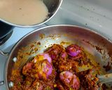 A picture of step 4 of Stuffed onion masala.