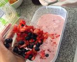 Foto del paso 3 de la receta: Paletas heladas de yogurt, fresas y arándanos