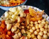 Foto del paso 2 de la receta: Poke mediterráneo con garbanzos y pechuga de pollo de corral