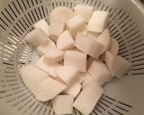 Hình bước làm 2 của món Cá cam Nhật kho củ cải buridaikon